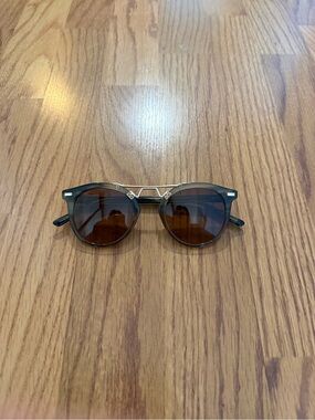 Women's Round Sunglasses with Brown Lenses and Black Frame